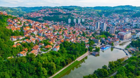Panoramablick auf die serbische Stadt Uzice