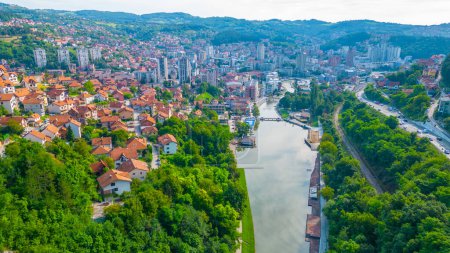 Panoramablick auf die serbische Stadt Uzice