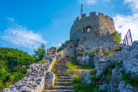 Fortaleza de la Ciudad Vieja en la ciudad serbia Uzice
