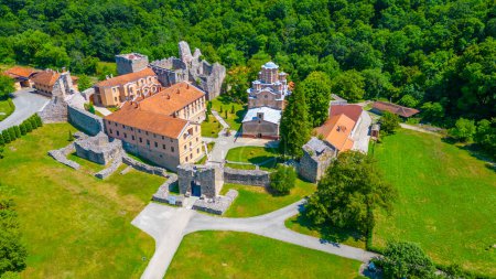 Monastère Ravanica en Serbie par une journée ensoleillée