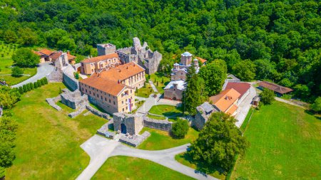 Das Kloster Ravanica in Serbien an einem sonnigen Tag