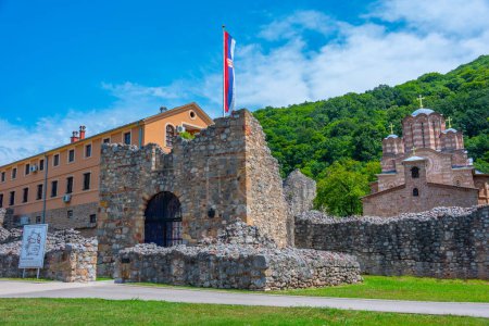 Téléchargez les photos : Monastère Ravanica en Serbie par une journée ensoleillée - en image libre de droit