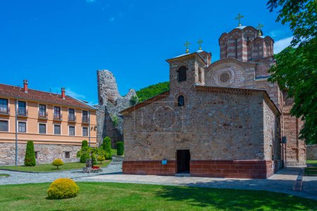 Monasterio de Ravanica en Serbia durante un día soleado
