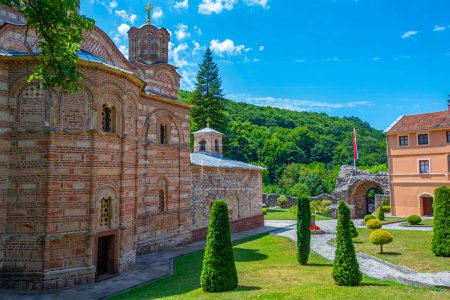 Das Kloster Ravanica in Serbien an einem sonnigen Tag