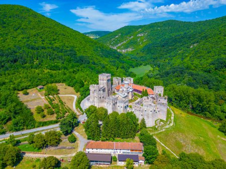 Monastère Manasija en Serbie par une journée ensoleillée