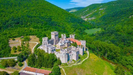 Téléchargez les photos : Monastère Manasija en Serbie par une journée ensoleillée - en image libre de droit
