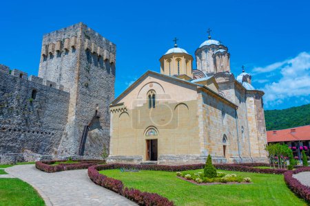 Monastère Manasija en Serbie par une journée ensoleillée