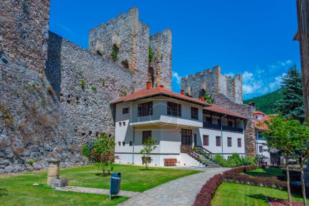 Das Kloster Manasija in Serbien an einem sonnigen Tag