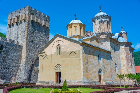 Das Kloster Manasija in Serbien an einem sonnigen Tag