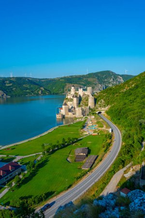 Berühmte Festung Golubac in Serbien im Sommer