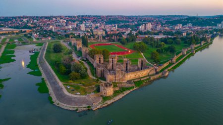 Foto de Vista aérea al atardecer de la fortaleza de Smederevo en Serbia - Imagen libre de derechos