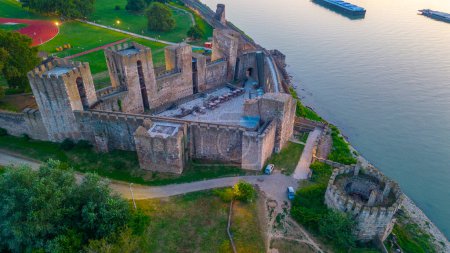 Coucher de soleil vue aérienne de la forteresse de Smederevo en Serbie
