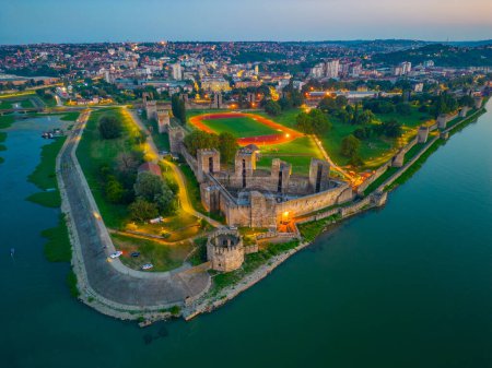 Coucher de soleil vue aérienne de la forteresse de Smederevo en Serbie