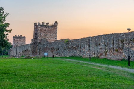 Sonnenuntergang mit Blick auf die Festung Smederevo in Serbien