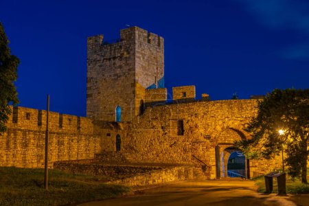 Das beleuchtete Tor zur Festung Kalemegdan in Belgrad, Serbien