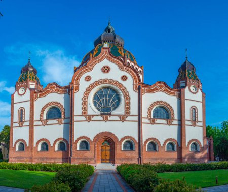 Sinagoga de Subotica durante un día de verano en Serbia