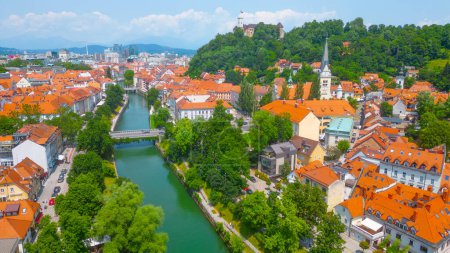 Luftaufnahme des Flusses Ljubljanica und des Stadtzentrums von Ljubljana, Slowenien