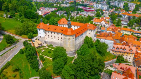 Castillo Skofja Loka con vistas a la ciudad eslovena del mismo nombre