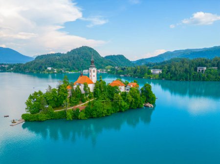 Vista aérea de la iglesia de la Asunción de María en el lago Bled en Eslovenia