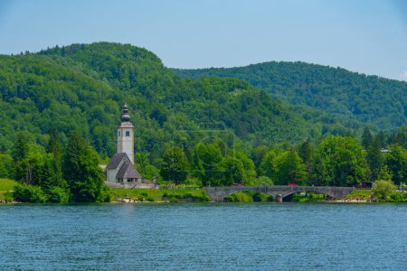 Iglesia en Ribcev Laz cerca del lago Bohinj en Eslovenia