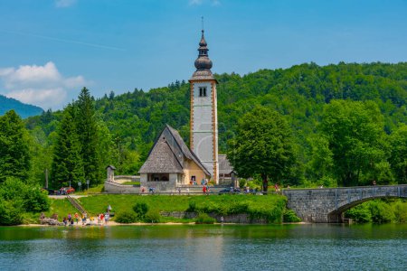 Iglesia en Ribcev Laz cerca del lago Bohinj en Eslovenia