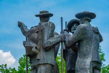 Monumento a cuatro valientes hombres en el lago Bohinj en Eslovenia
