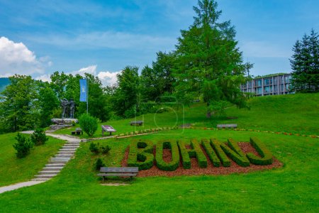 Monumento a cuatro valientes hombres en el lago Bohinj en Eslovenia