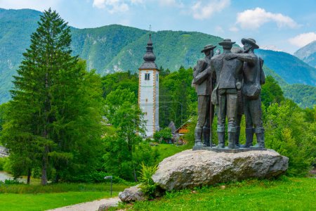Monument à quatre hommes courageux au lac Bohinj en Slovénie