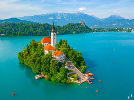 Asunción de la iglesia María y el Castillo de Bled en el lago Bled en Eslovenia
