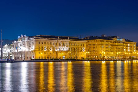 Téléchargez les photos : Vue nocturne du palais Savoia Excelsior dans la ville italienne de Trieste - en image libre de droit