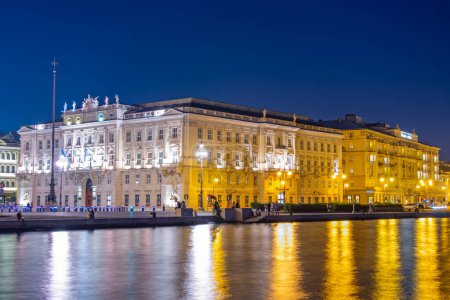 Téléchargez les photos : Vue nocturne du palais Savoia Excelsior dans la ville italienne de Trieste - en image libre de droit