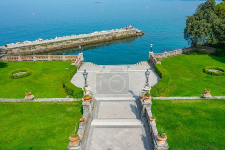 Escalera en Castel di Miramare en la ciudad italiana de Trieste