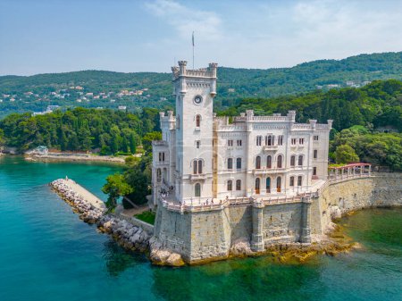 Foto de Vista aérea del Castello di Miramare en la ciudad italiana de Trieste - Imagen libre de derechos