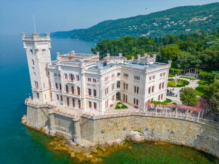 Vista aérea del Castello di Miramare en la ciudad italiana de Trieste