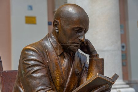 Estatua de Gabriele D 'annunzio en Triste, Italia