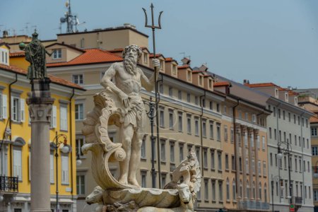 Téléchargez les photos : La fontaine Neptune à la Piazza della Borsa dans le centre de la ville italienne Trieste - en image libre de droit