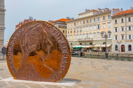 Foto de Monumento al Thaller austriaco en Trieste, Italia - Imagen libre de derechos