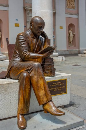 Estatua de Gabriele D 'annunzio en Triste, Italia
