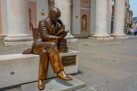 Téléchargez les photos : Statue de Gabriele D'annunzio à Triste, Italie - en image libre de droit