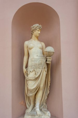 Téléchargez les photos : Statue sur la Piazza della Borsa dans le centre de la ville italienne Trieste - en image libre de droit