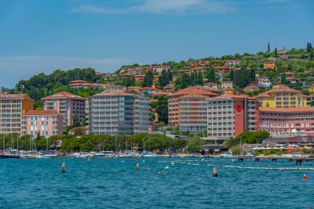 Téléchargez les photos : Hôtels de luxe dans la station balnéaire slovène Portoroz - en image libre de droit