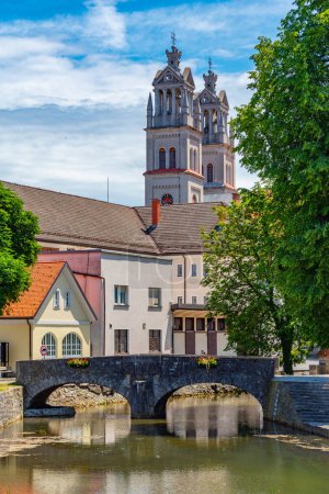 Río Bistrica y la iglesia parroquial de San Esteban en la ciudad eslovena Ribnica