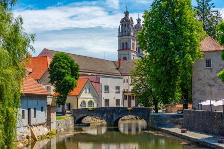 Rivière Bistrica et église paroissiale Saint Stephen dans la ville slovène Ribnica