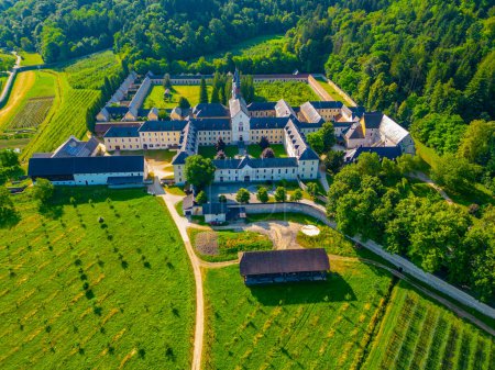 Luftaufnahme des Kartäuserklosters Pleterje in Slowenien