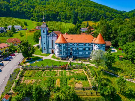Téléchargez les photos : Magnifique monastère d'Olimje en Slovénie par une journée ensoleillée - en image libre de droit