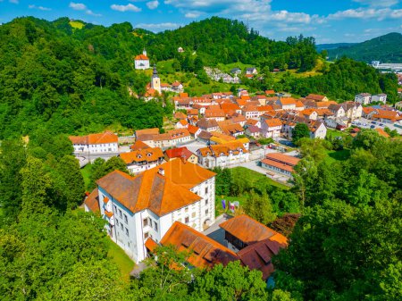 Luftaufnahme des Dorfes Rogatec in Slowenien