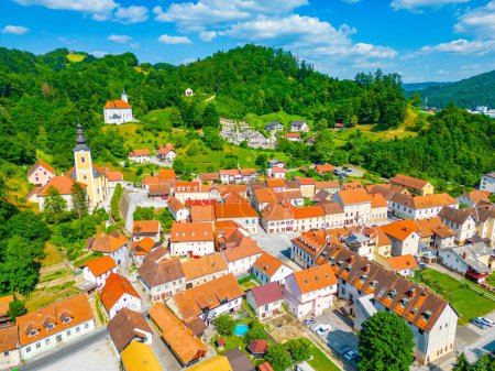 Luftaufnahme des Dorfes Rogatec in Slowenien
