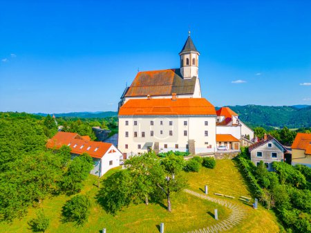 Luftaufnahme der Basilika der Jungfrau der Barmherzigkeit in Ptujska Gora in Slowenien