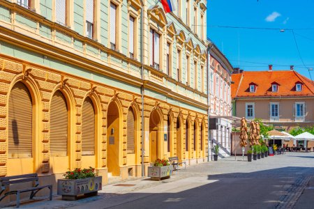 Fassaden alter Häuser im historischen Zentrum von Ptuj, Slowenien