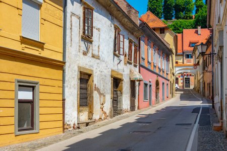 Calle estrecha en el centro histórico de Ptuj, Eslovenia